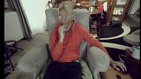 Snapshot of 00jeff31 chatting on October 21, 7:24 am jeff online show from October 21, 7:24 am