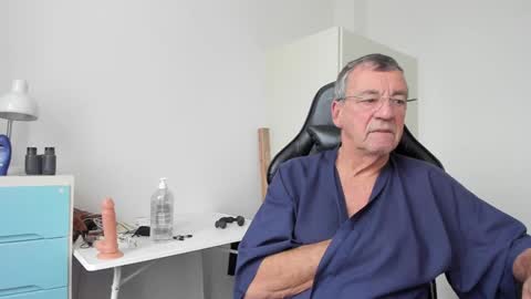 Snapshot of 200gentleman chatting on January 6, 11:40 am Henk online show from January 6, 11:40 am