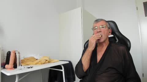 Snapshot of 200gentleman chatting on October 21, 12:43 pm Henk online show from October 21, 12:43 pm