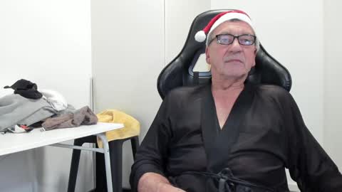 Snapshot of 200gentleman chatting on December 14, 4:08 pm Henk online show from December 14, 4:08 pm