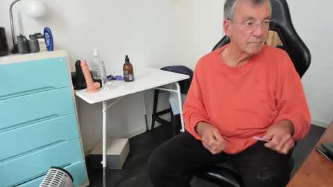 Snapshot of 200gentleman chatting on October 9, 1:27 pm Henk online show from October 9, 1:27 pm