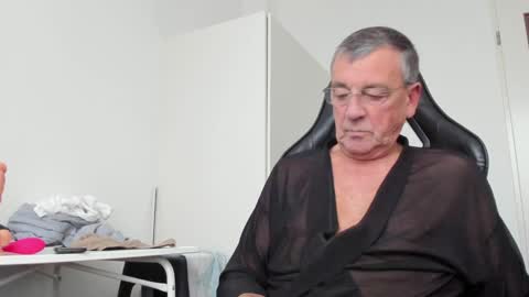 Snapshot of 200gentleman chatting on December 10, 2:17 pm Henk online show from December 10, 2:17 pm