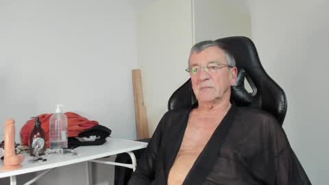 Snapshot of 200gentleman chatting on December 29, 4:30 pm Henk online show from December 29, 4:30 pm