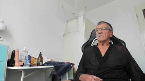 Snapshot of 200gentleman chatting on October 6, 2:35 pm Henk online show from October 6, 2:35 pm
