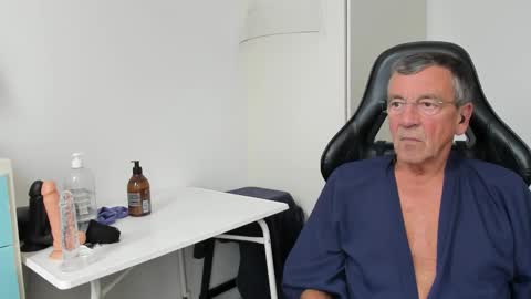 Snapshot of 200gentleman chatting on October 11, 11:04 am Henk online show from October 11, 11:04 am
