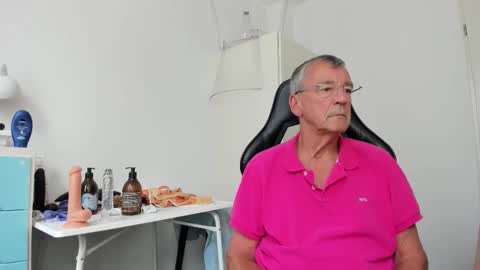 Snapshot of 200gentleman chatting on September 11, 1:45 pm Henk online show from September 11, 1:45 pm