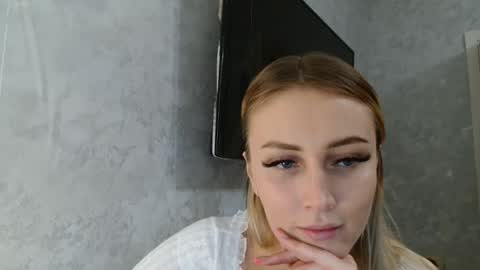 7melania online show from September 21, 7:07 pm