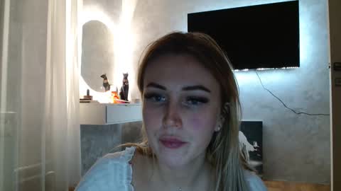 7melania online show from September 25, 7:21 pm