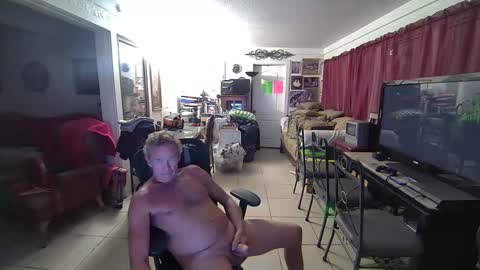 Snapshot of 86406stud chatting on December 8, 3:18 am 86406stud online show from December 8, 3:18 am