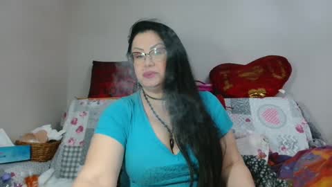 Snapshot of _blue__butterfly_ chatting on December 29, 1:13 am KHALEESI online show from December 29, 1:13 am