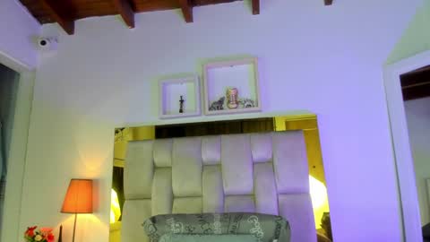 Snapshot of _emily_r chatting on February 5, 12:06 pm Isabella online show from February 5, 12:06 pm
