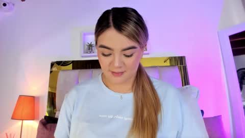 Snapshot of _emily_r chatting on October 6, 12:01 pm Isabella online show from October 6, 12:01 pm