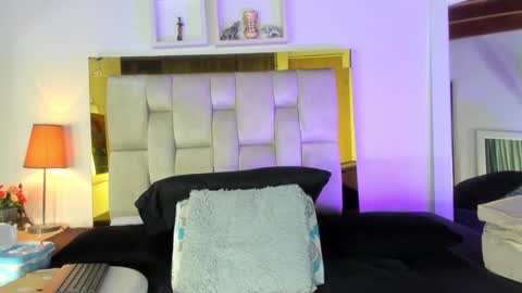 Snapshot of _emily_r chatting on February 1, 12:04 pm Isabella online show from February 1, 12:04 pm