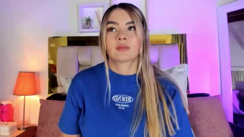 Snapshot of _emily_r chatting on October 10, 12:33 pm Isabella online show from October 10, 12:33 pm