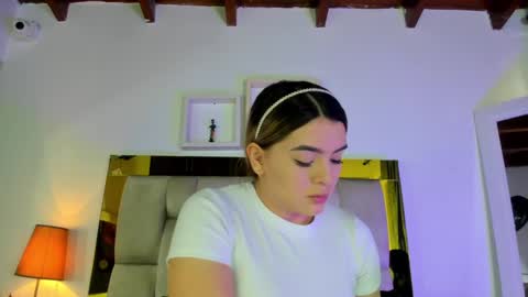 Snapshot of _emily_r chatting on March 6, 12:09 pm Isabella online show from March 6, 12:09 pm