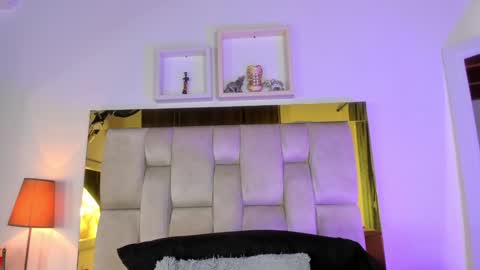 Snapshot of _emily_r chatting on February 4, 12:11 pm Isabella online show from February 4, 12:11 pm