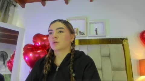 Snapshot of _emily_r chatting on February 17, 1:00 pm Isabella online show from February 17, 1:00 pm