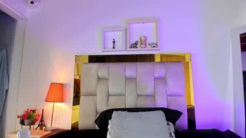 Snapshot of _emily_r chatting on March 3, 12:06 pm Isabella online show from March 3, 12:06 pm