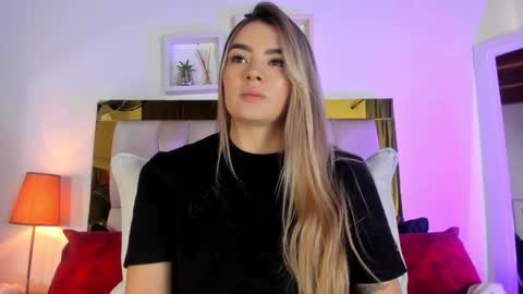 Snapshot of _emily_r chatting on September 15, 12:17 pm Isabella online show from September 15, 12:17 pm