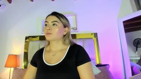 Snapshot of _emily_r chatting on October 15, 12:06 pm Isabella online show from October 15, 12:06 pm
