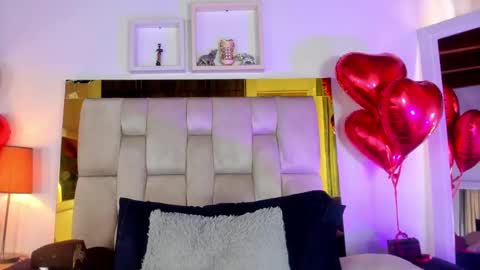 Snapshot of _emily_r chatting on February 15, 3:06 pm Isabella online show from February 15, 3:06 pm