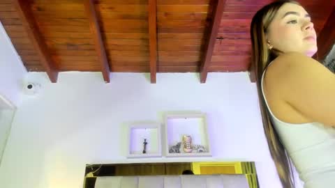 Snapshot of _emily_r chatting on February 13, 12:11 pm Isabella online show from February 13, 12:11 pm