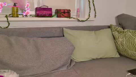 Mia  online show from July 14, 2:05 am