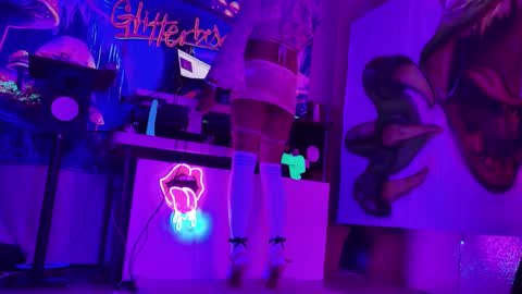 Snapshot of _glitterbox_ chatting on February 14, 7:17 am GlitterBox online show from February 14, 7:17 am