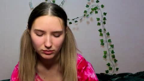 _kikiclark_ online show from December 14, 7:20 pm