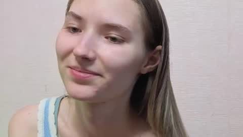 _kikiclark_ online show from June 19, 4:13 pm