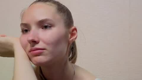 _kikiclark_ online show from July 10, 7:18 pm