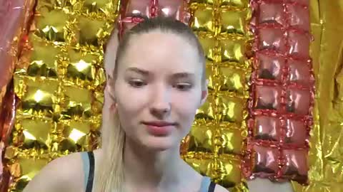 _kikiclark_ online show from June 15, 8:39 am