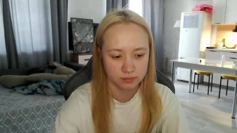 _lalune_ online show from May 26, 8:42 am