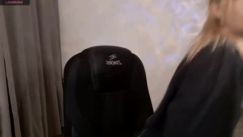 _meow_neko_ online show from March 23, 7:19 pm