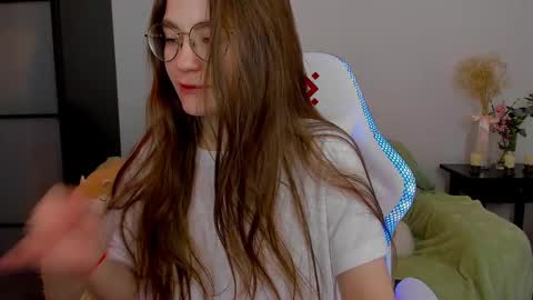 Snapshot of _nemalkovamia chatting on March 1, 3:53 am Mia with a big heart online show from March 1, 3:53 am