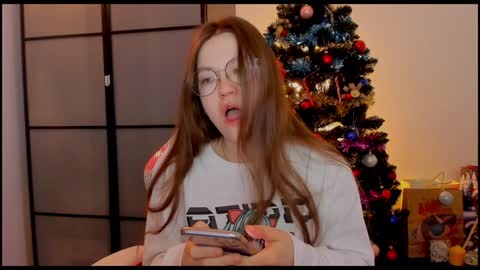 Snapshot of _nemalkovamia chatting on December 31, 5:11 am Mia with a big heart online show from December 31, 5:11 am