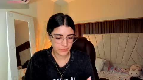 Niah  You can call me Ni or cutie haha online show from January 13, 8:49 pm