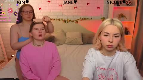 Merlizz Eva Jane Mila Nicole  left to right  online show from April 12, 8:13 pm