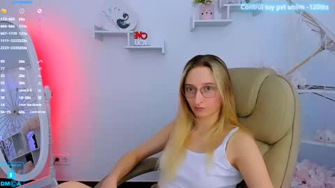 Snapshot of _ri_na_ chatting on February 27, 9:29 am I am Rina online show from February 27, 9:29 am