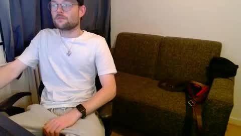 _whoisthatguy_ online show from November 29, 6:04 pm