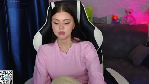 Fiona and Wayne online show from April 11, 2:21 pm