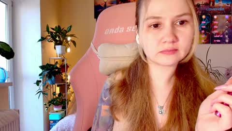 Snapshot of _witch__ chatting on October 3, 7:38 am Enni online show from October 3, 7:38 am