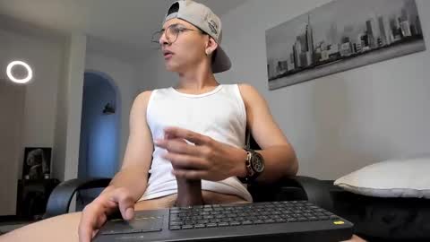 Snapshot of a_lejandro_08 chatting on March 10, 9:23 am alejo online show from March 10, 9:23 am