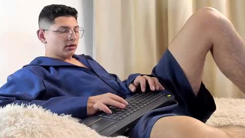 Snapshot of a_lejandro_08 chatting on February 10, 3:03 am alejo online show from February 10, 3:03 am