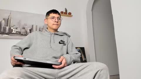 Snapshot of a_lejandro_08 chatting on March 6, 2:41 am alejo online show from March 6, 2:41 am