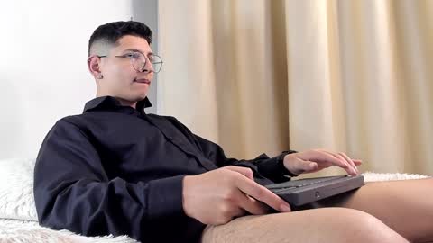 Snapshot of a_lejandro_08 chatting on February 8, 9:35 am alejo online show from February 8, 9:35 am