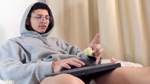 Snapshot of a_lejandro_08 chatting on February 9, 9:16 am alejo online show from February 9, 9:16 am
