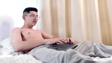 Snapshot of a_lejandro_08 chatting on February 10, 3:21 pm alejo online show from February 10, 3:21 pm