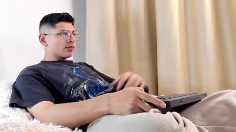 Snapshot of a_lejandro_08 chatting on February 8, 6:33 am alejo online show from February 8, 6:33 am