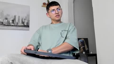Snapshot of a_lejandro_08 chatting on March 7, 6:46 am alejo online show from March 7, 6:46 am